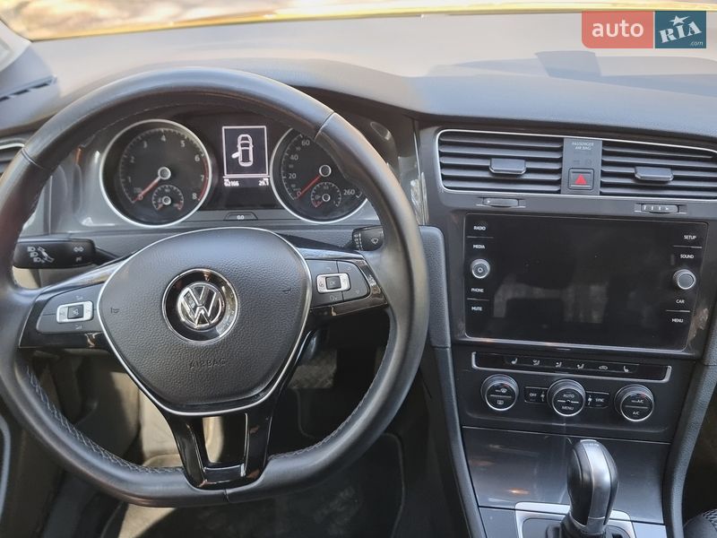 Хэтчбек Volkswagen Golf 2018 в Киеве