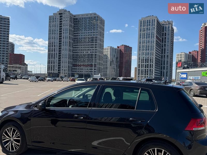 Хэтчбек Volkswagen Golf 2016 в Киеве