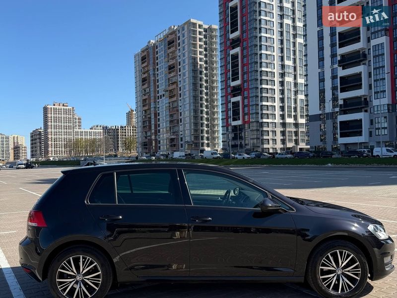 Хэтчбек Volkswagen Golf 2016 в Киеве