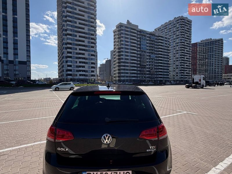 Хэтчбек Volkswagen Golf 2016 в Киеве