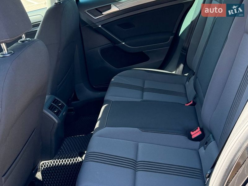 Хэтчбек Volkswagen Golf 2016 в Киеве