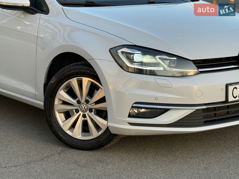 Хэтчбек Volkswagen Golf 2018 в Киеве