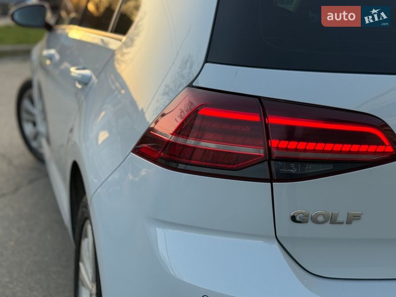 Хэтчбек Volkswagen Golf 2018 в Киеве