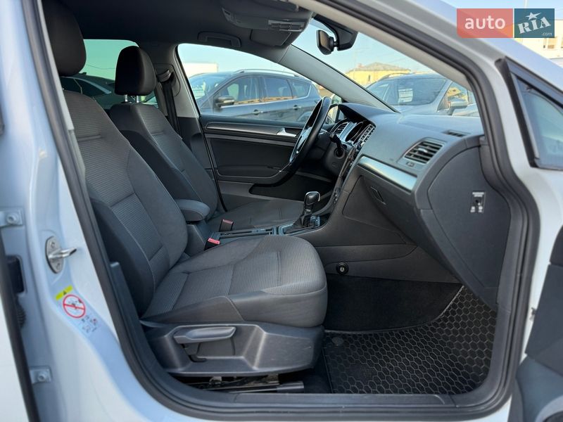 Хэтчбек Volkswagen Golf 2018 в Киеве