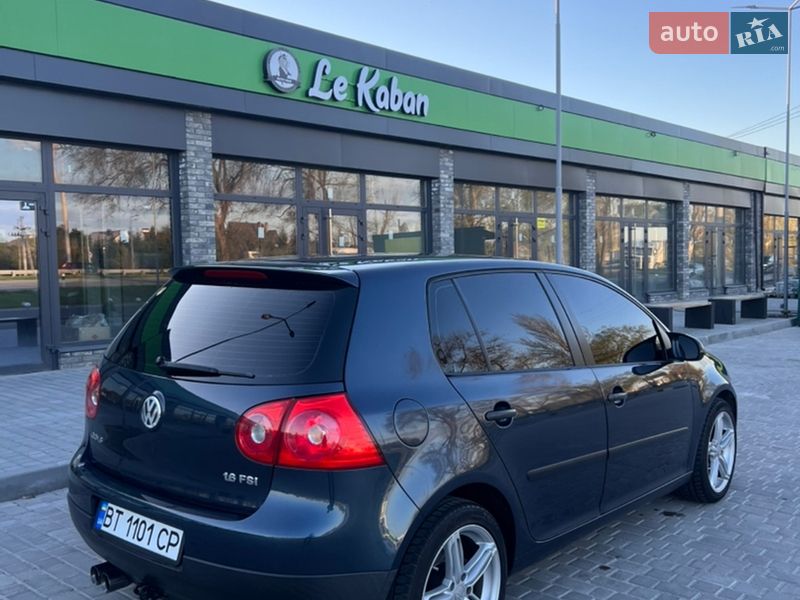 Хетчбек Volkswagen Golf 2004 в Дніпрі