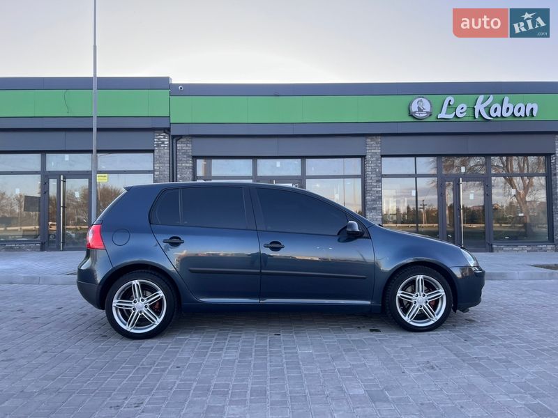Хетчбек Volkswagen Golf 2004 в Дніпрі