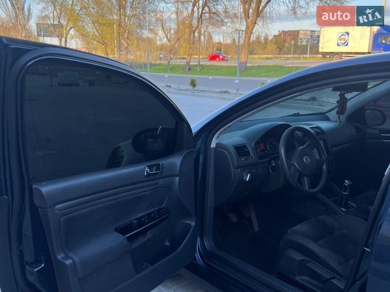 Хетчбек Volkswagen Golf 2004 в Дніпрі