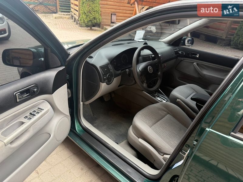 Хэтчбек Volkswagen Golf 2003 в Полянице