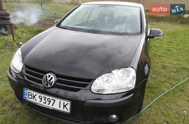 Хэтчбек Volkswagen Golf 2005 в Ровно