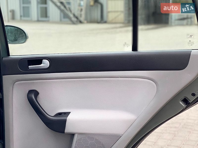 Хетчбек Volkswagen Golf 2006 в Старокостянтинові