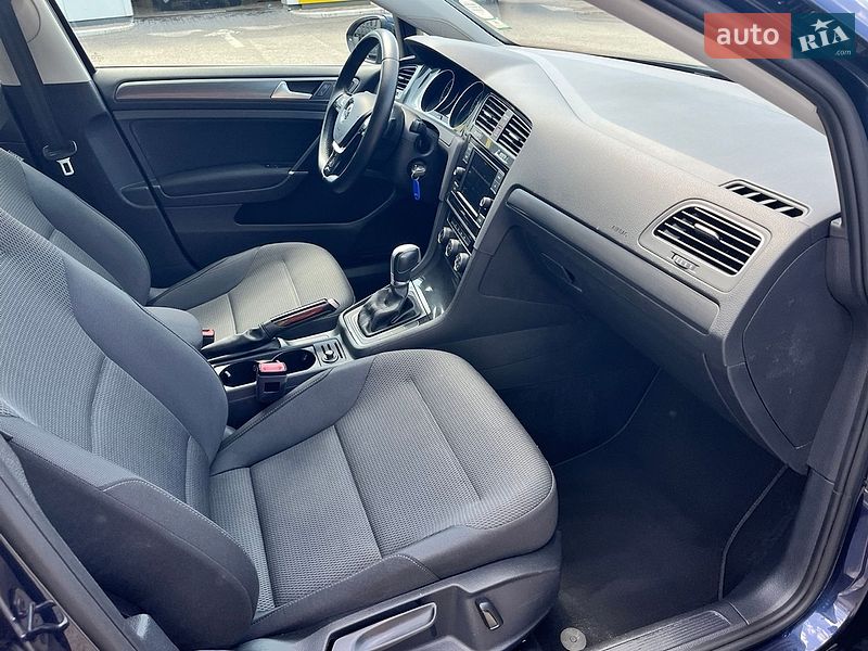 Хэтчбек Volkswagen Golf 2018 в Киеве
