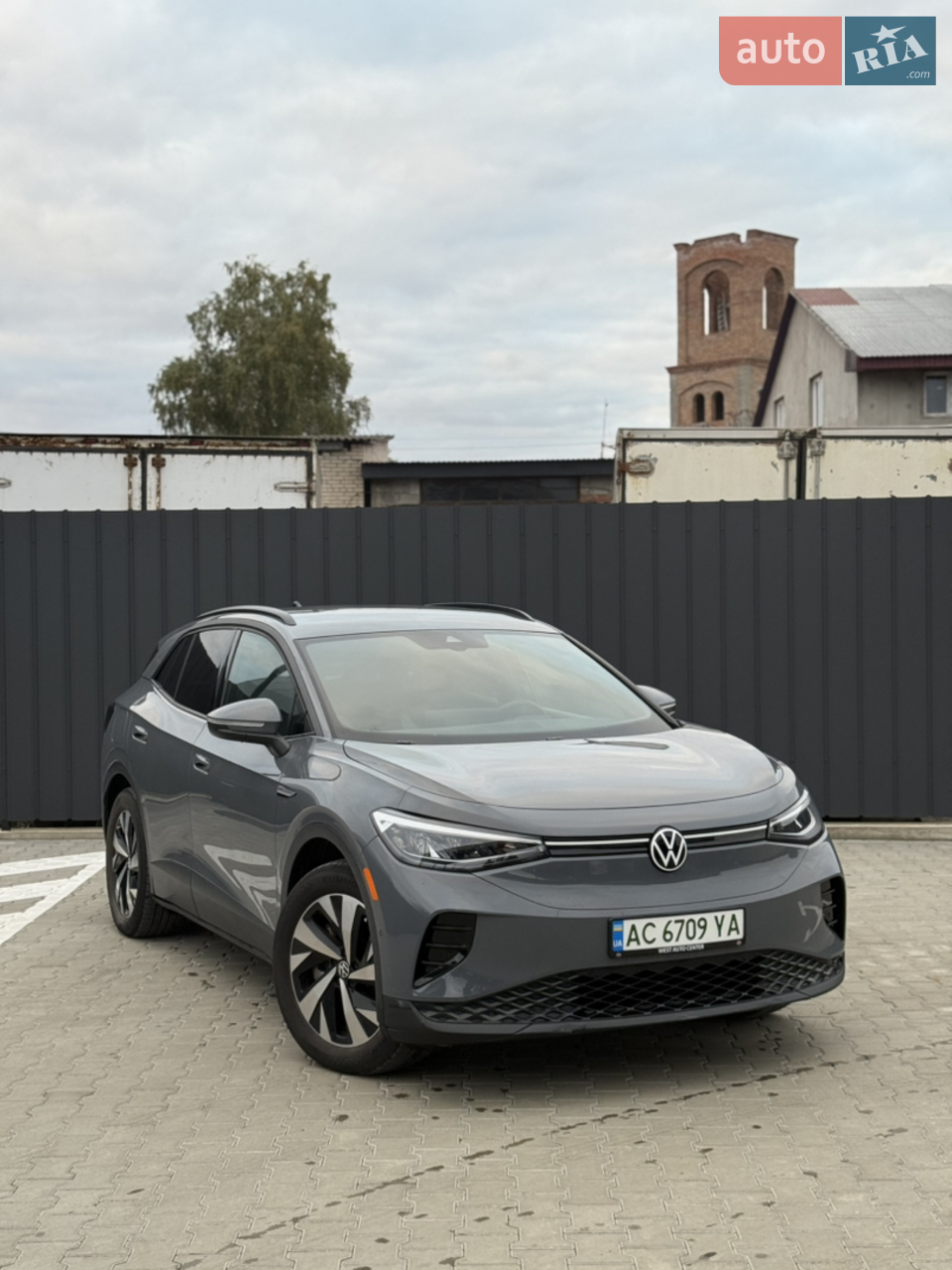 Volkswagen **********, 2023 рік, пробіг 28 317км, запас 500км ходу. Авто в хорошому стані, є незначні момент, все видно на фото. Машина свіжа тому в ній є все що потрібно- адаптивний круїз, мультикермо, carplay, бездротова зарядка, камери 360, і тд. По ходовій ніякий нарікань немає, ніяких зайвих звуків, стуків, вібрації. По нюансах тріщина на лобовому склі. 