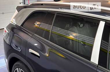 Позашляховик / Кросовер Volkswagen ID.6 Crozz 2022 в 