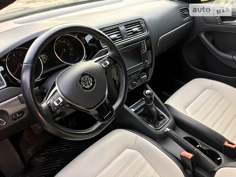 Седан Volkswagen Jetta 2016 в Львові