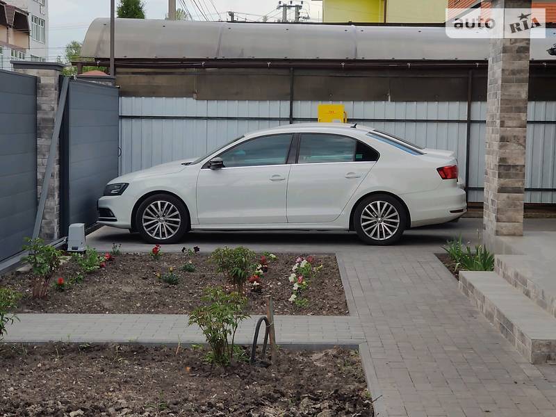 Седан Volkswagen Jetta 2016 в 