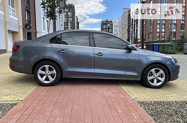 Седан Volkswagen Jetta 2013 в 