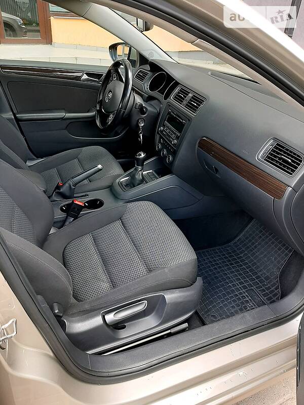 Седан Volkswagen Jetta 2015 в Львові