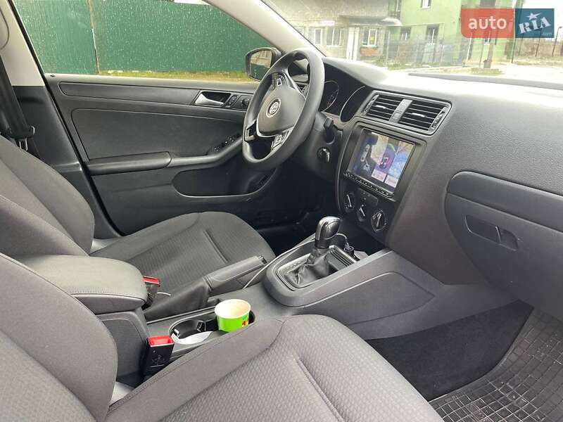 Седан Volkswagen Jetta 2015 в Львове