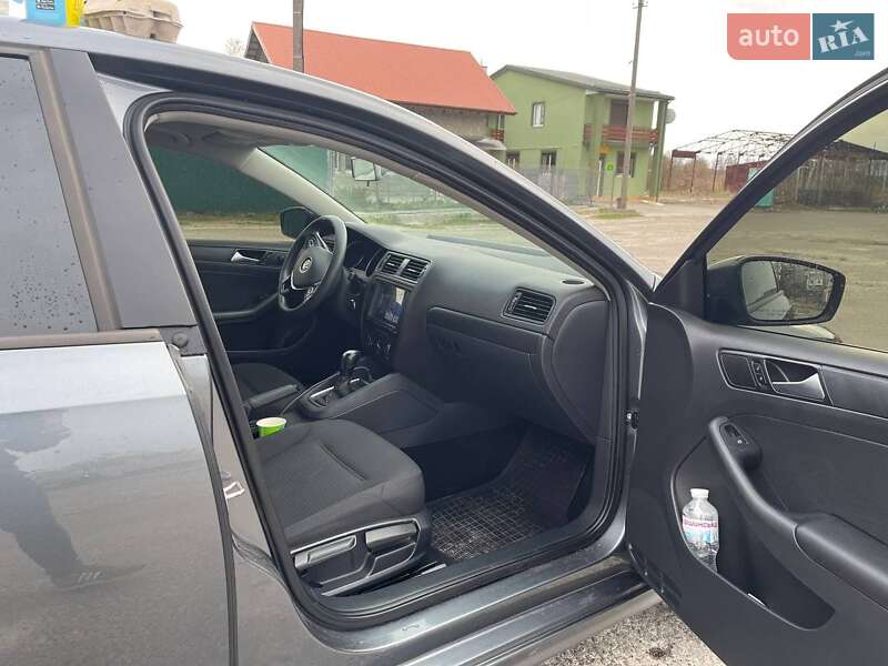 Седан Volkswagen Jetta 2015 в Львове