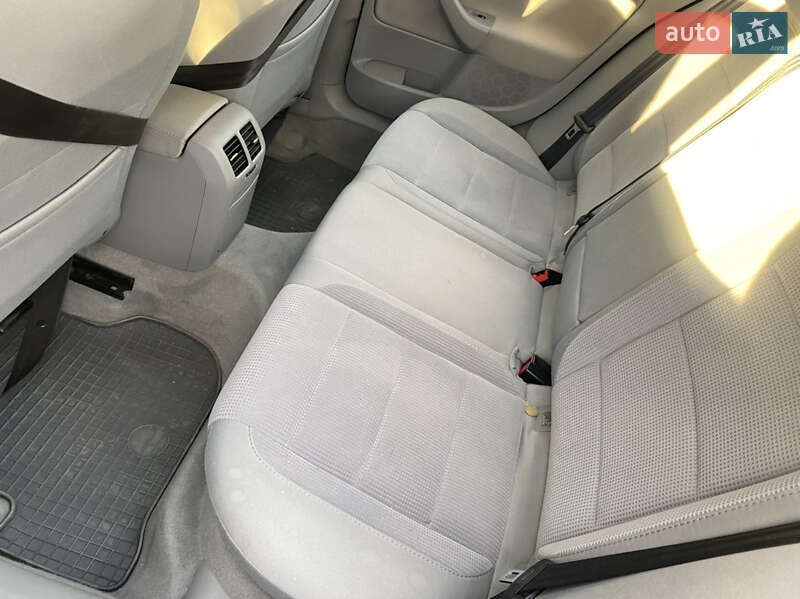 Седан Volkswagen Jetta 2005 в Хусті