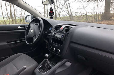 Хэтчбек Volkswagen Jetta 2005 в 