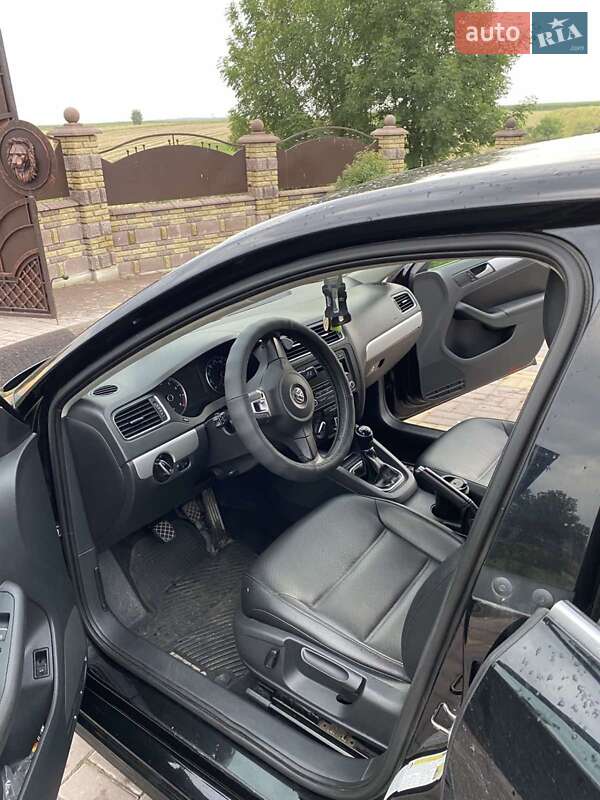 Седан Volkswagen Jetta 2013 в Львові