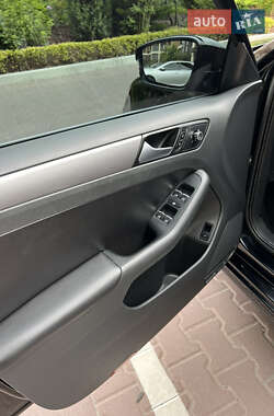 Седан Volkswagen Jetta 2012 в 