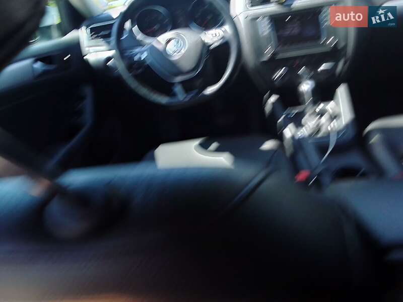 Седан Volkswagen Jetta 2016 в Львові