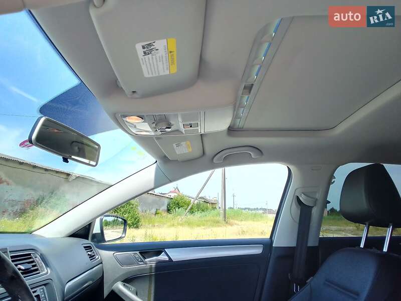 Седан Volkswagen Jetta 2016 в Львові