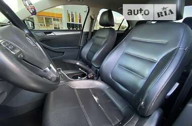 Седан Volkswagen Jetta 2013 в 