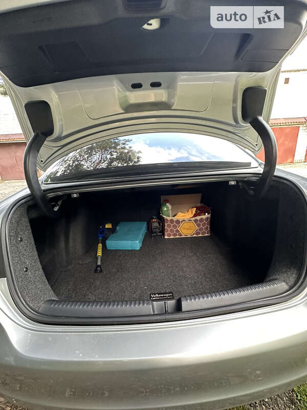 Седан Volkswagen Jetta 2013 в Львове
