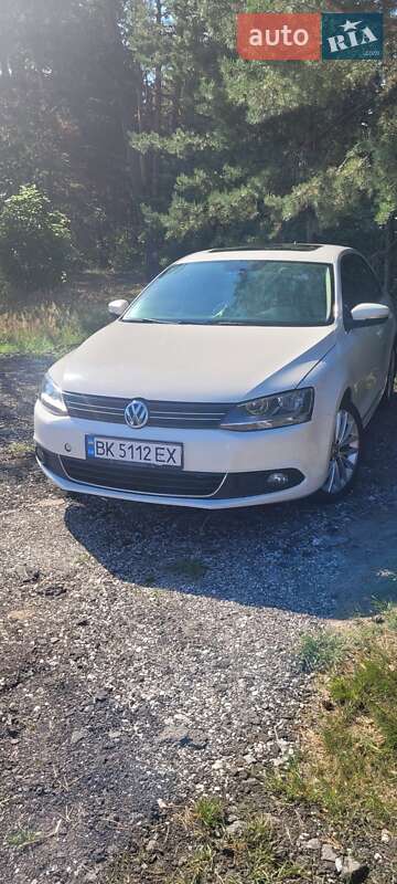 Седан Volkswagen Jetta 2012 в Вараше