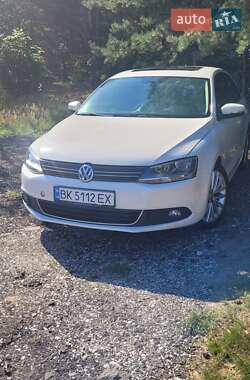 Седан Volkswagen Jetta 2012 в Вараше