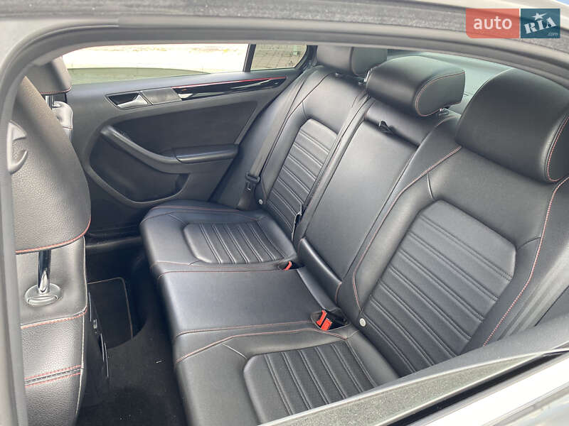 Седан Volkswagen Jetta 2016 в Львові