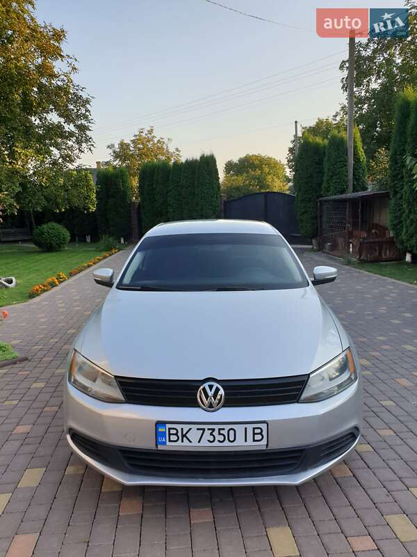 Седан Volkswagen Jetta 2011 в Ровно