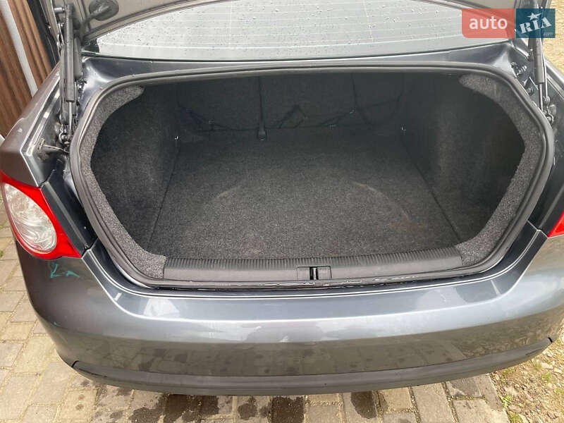 Седан Volkswagen Jetta 2006 в Калуше