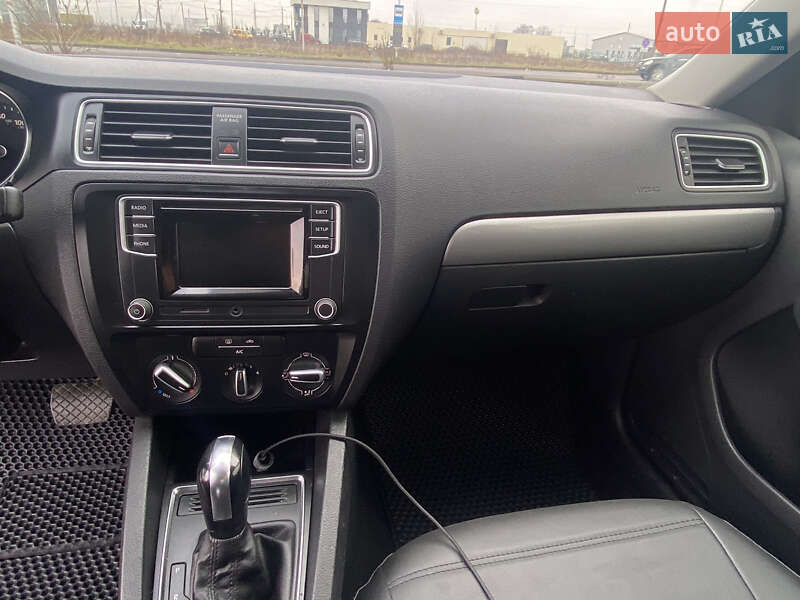 Седан Volkswagen Jetta 2017 в Хусті