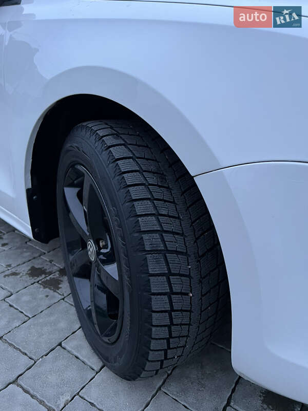 Седан Volkswagen Jetta 2013 в Львові