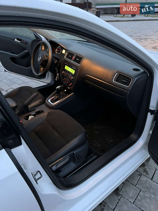 Седан Volkswagen Jetta 2013 в Львові