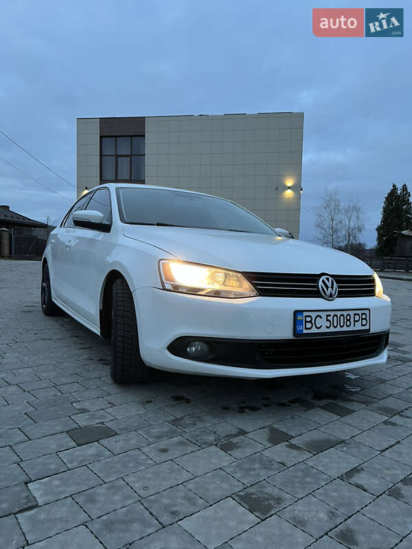 Седан Volkswagen Jetta 2013 в Львові