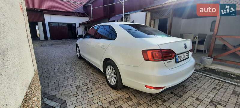Седан Volkswagen Jetta 2013 в Ужгороде