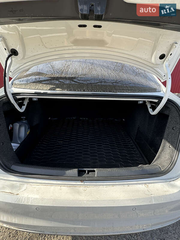 Седан Volkswagen Jetta 2016 в 
