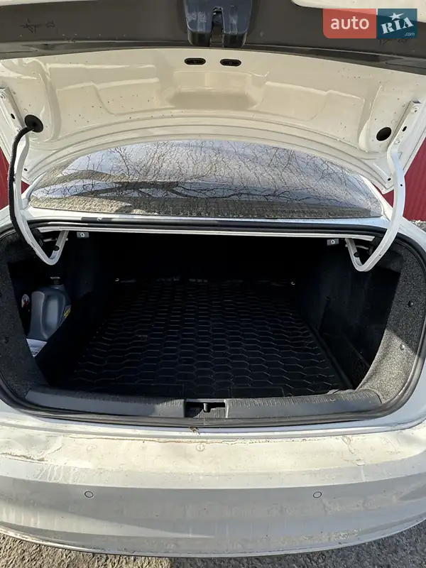 Седан Volkswagen Jetta 2016 в 