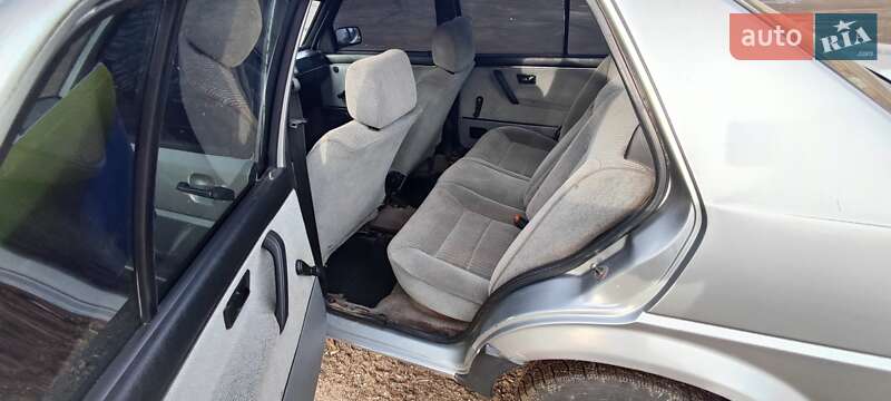 Седан Volkswagen Jetta 1989 в Ромнах