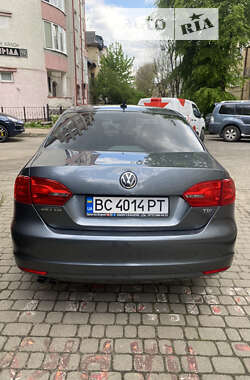 Седан Volkswagen Jetta 2013 в Львові