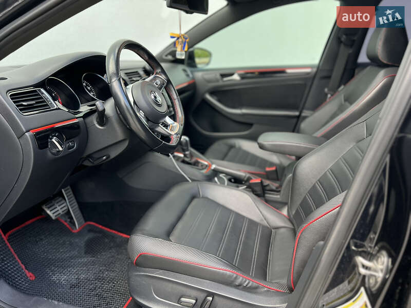 Седан Volkswagen Jetta 2015 в Луцке
