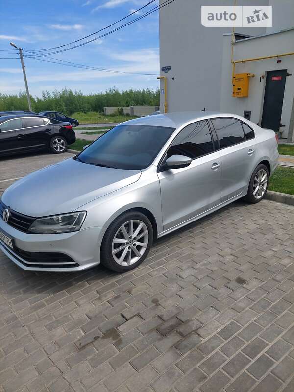 Седан Volkswagen Jetta 2015 в Львові