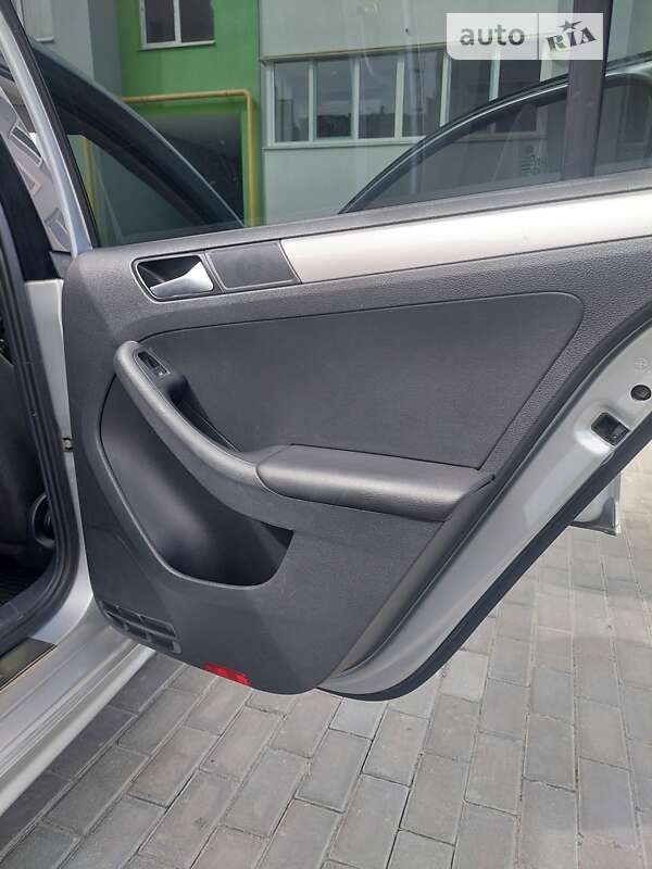 Седан Volkswagen Jetta 2015 в Львові