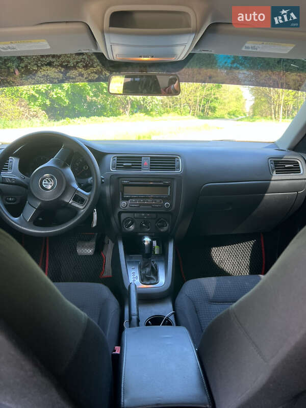 Седан Volkswagen Jetta 2013 в Ромнах