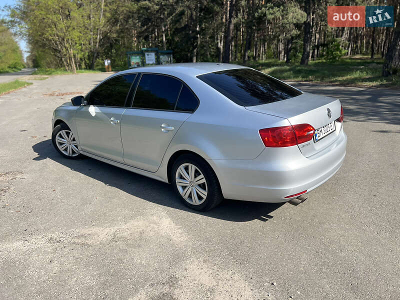 Седан Volkswagen Jetta 2013 в Ромнах